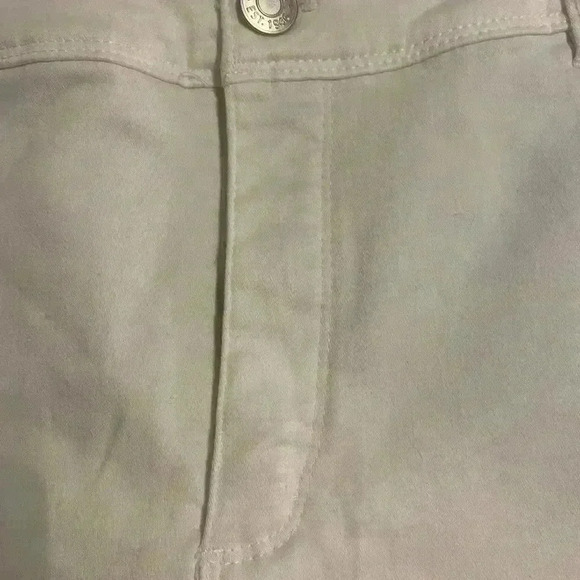 Est 1946 denim mid rise white capris with five pockets. Women’s size 10 - Picture 3 of 8
